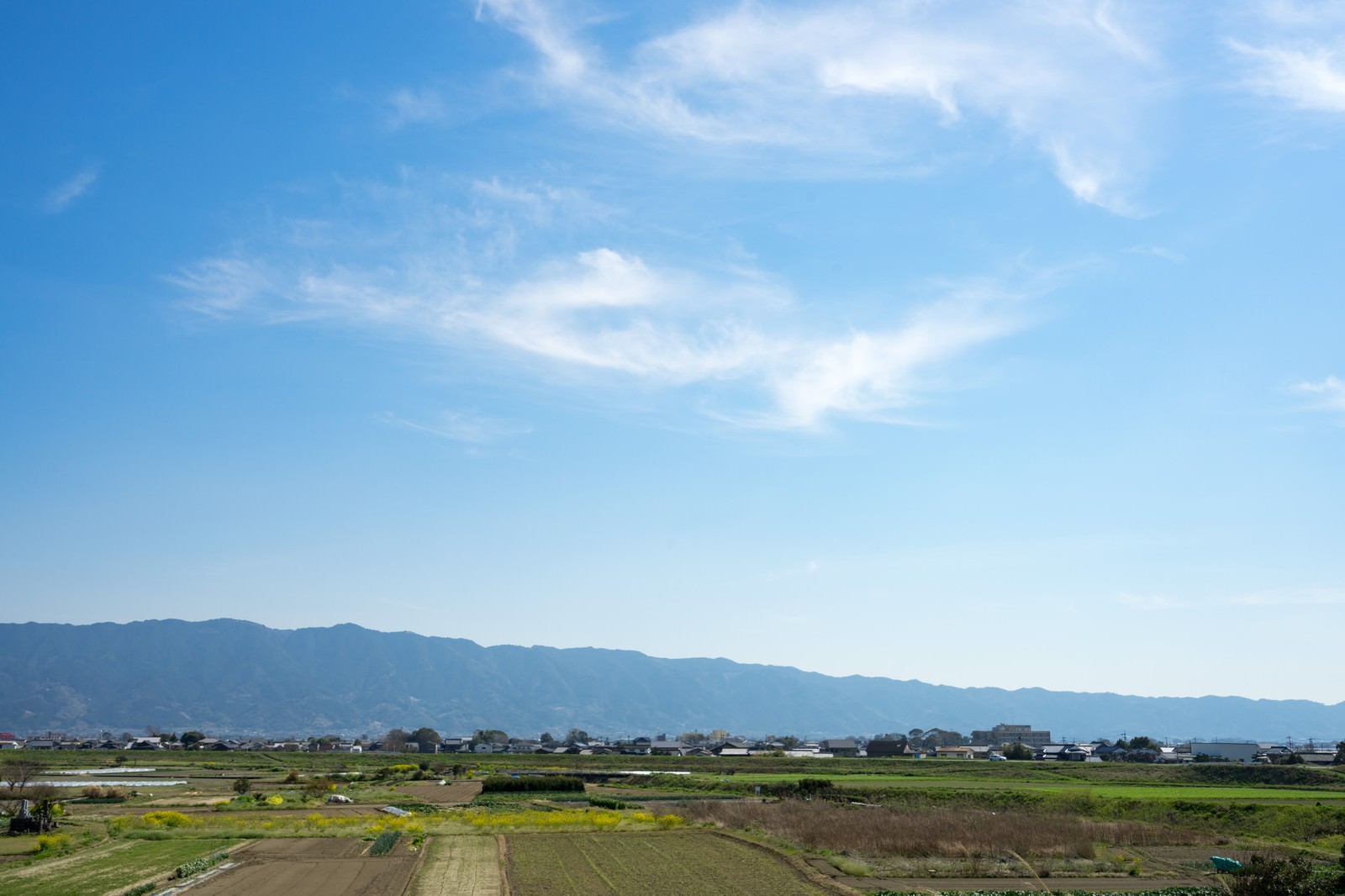 青空と山並みが広がる大刀洗の農村風景