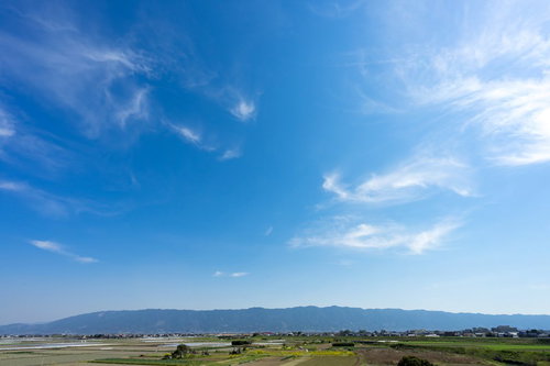 よく晴れた大刀洗の春、青空に浮かぶ白い雲と田畑
