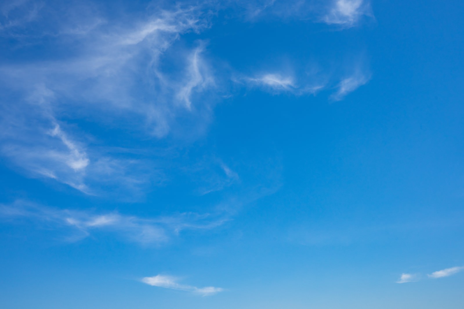 青空に広がるちぎれた白い雲