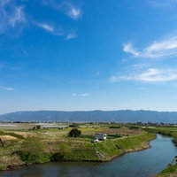 大刀洗小石原川が蛇行して流れる青空の田園風景の写真