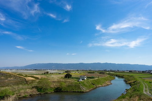 大刀洗小石原川が蛇行して流れる青空の田園風景