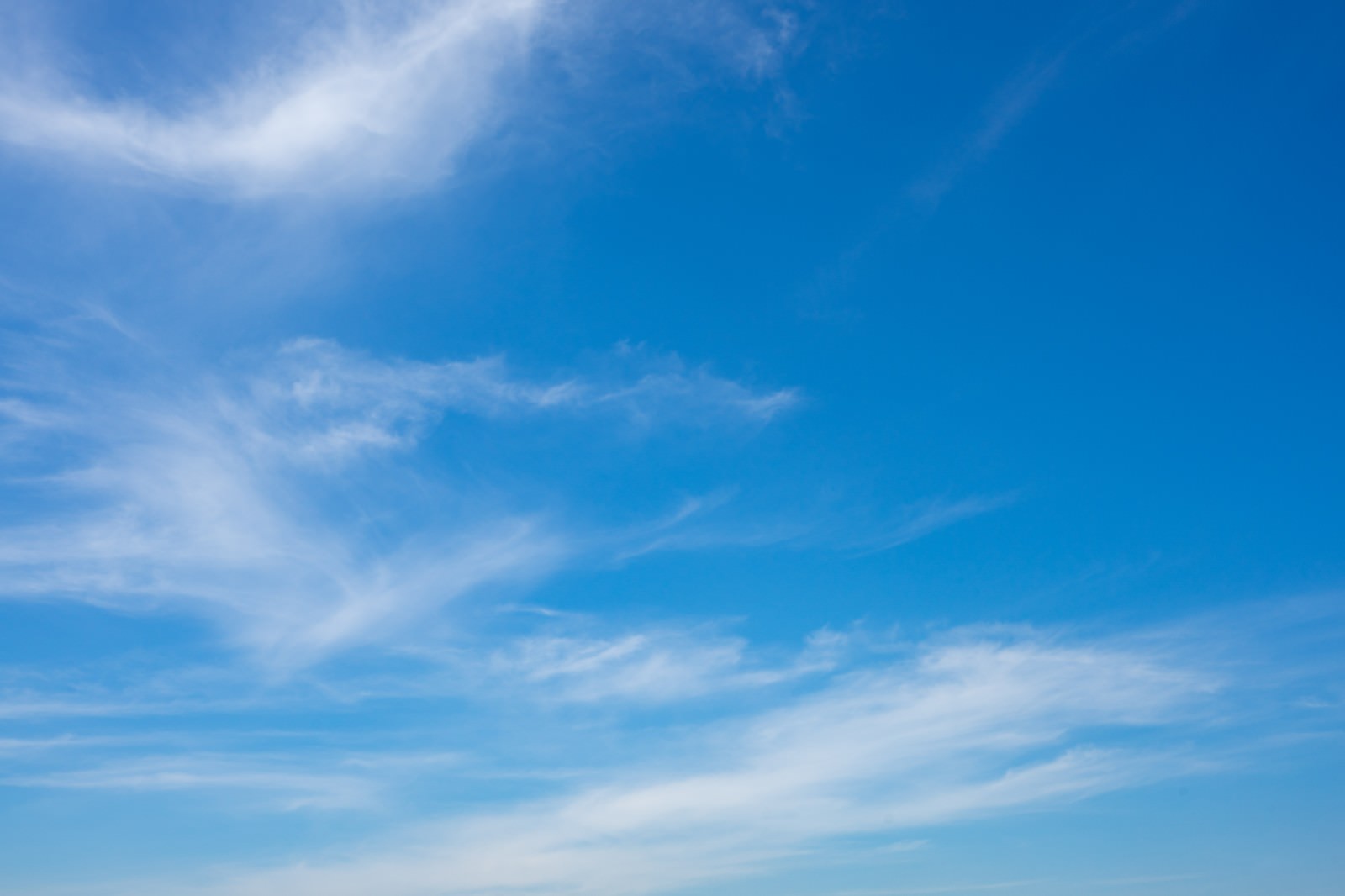 快晴の青空に薄い白い雲が流れる空