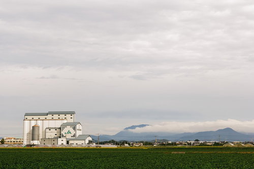 大刀洗町のJA施設と広がる農地と遠くの山々