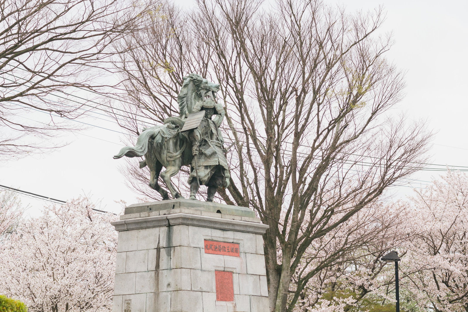 大刀洗公園の菊池武光騎馬像と満開の桜