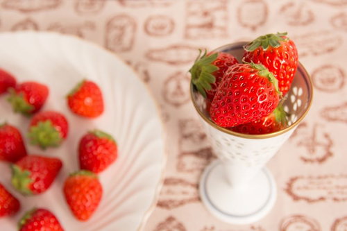 白いざるに入ったいちご三昧、新鮮で採れたての赤い苺