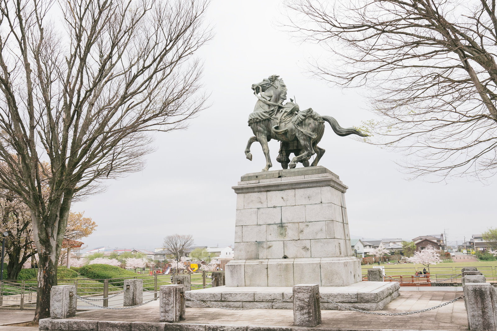 大刀洗公園の菊池武光騎馬像と満開の桜