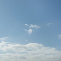 積雲がぽっかり浮かぶ青空の風景 - 晴天時の雲と空の写真