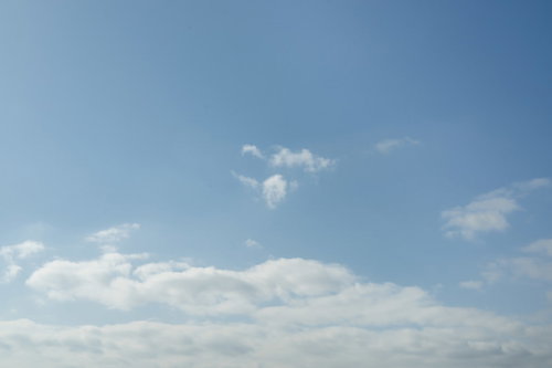 積雲がぽっかり浮かぶ青空の風景 - 晴天時の雲と空
