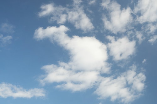 少し雲がかかった晴れの青空