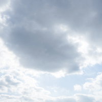 太陽が雲に隠れる曇り空の積雲グラデーションの写真