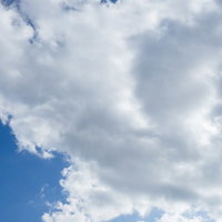 晴れ間に白い雲が湧き出てきた青空と積雲の天気の写真