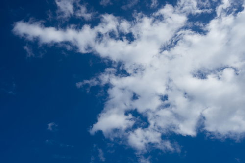 快晴の空に浮かぶ白い雲