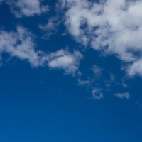 快晴の青空に浮かぶ白い積雲の風景の写真