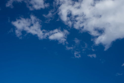 快晴の青空に浮かぶ白い積雲の風景