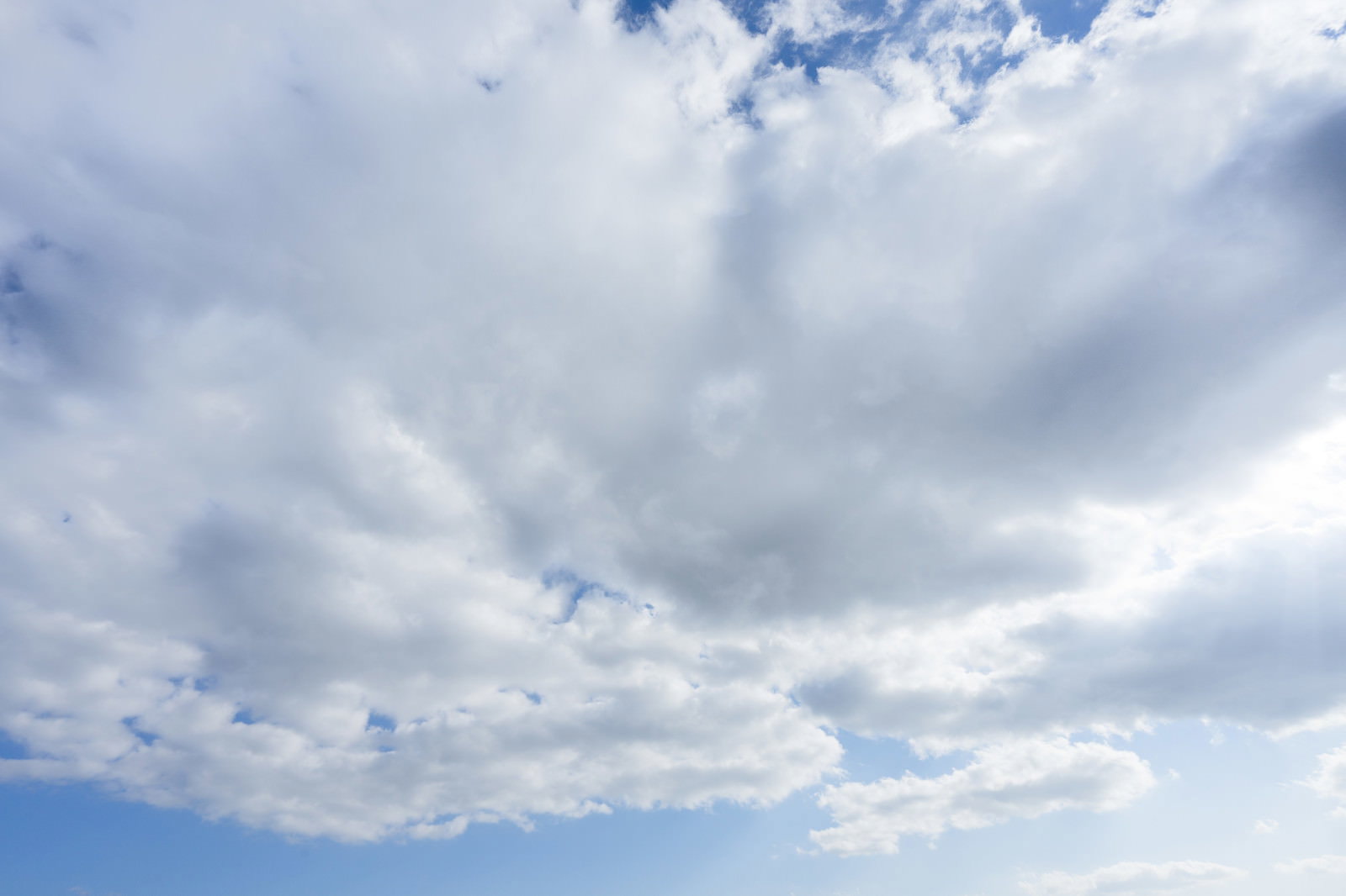 青空に白い雲が増え曇りへ変わる空