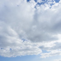 晴れから雲が多くなってきた天気の変化の写真