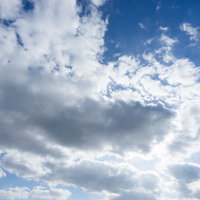 夏の青空に広がる白い雲と晴天の写真