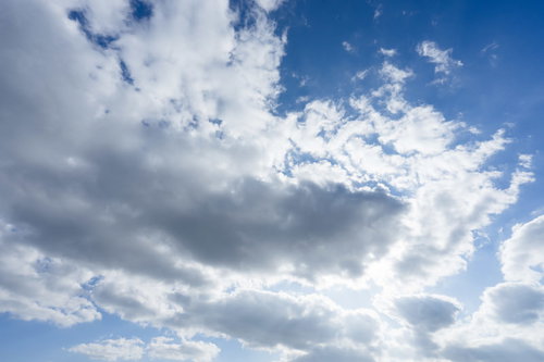 夏の青空に広がる白い雲と晴天