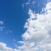 快晴の青空に浮かぶ白い積雲のバランスと天空風景の写真
