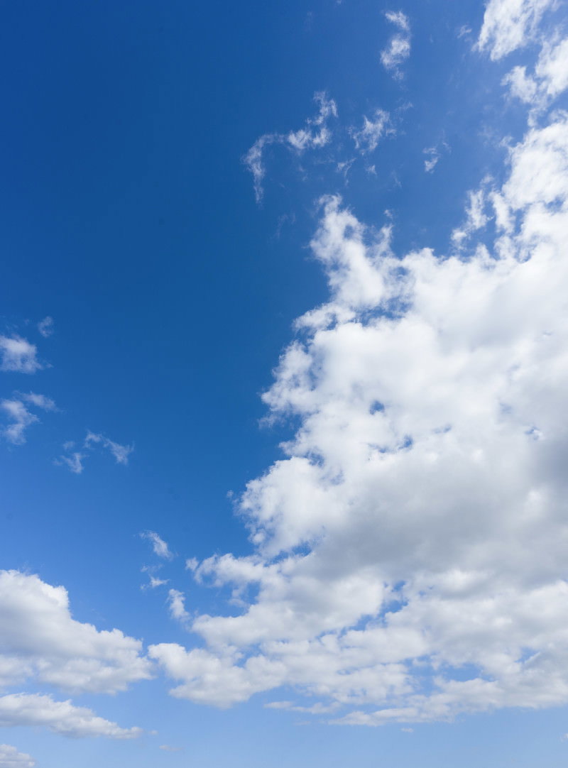 快晴の青空に白い積雲が浮かぶ風景