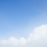 もこもこ積雲が浮かぶ晴れた青い空の風景の写真