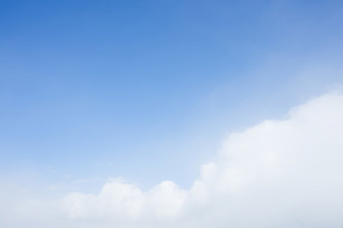 もこもこ積雲が浮かぶ晴れた青い空の風景