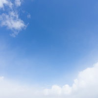 晴れた日の青空にふわふわ浮かぶ白い積雲の写真