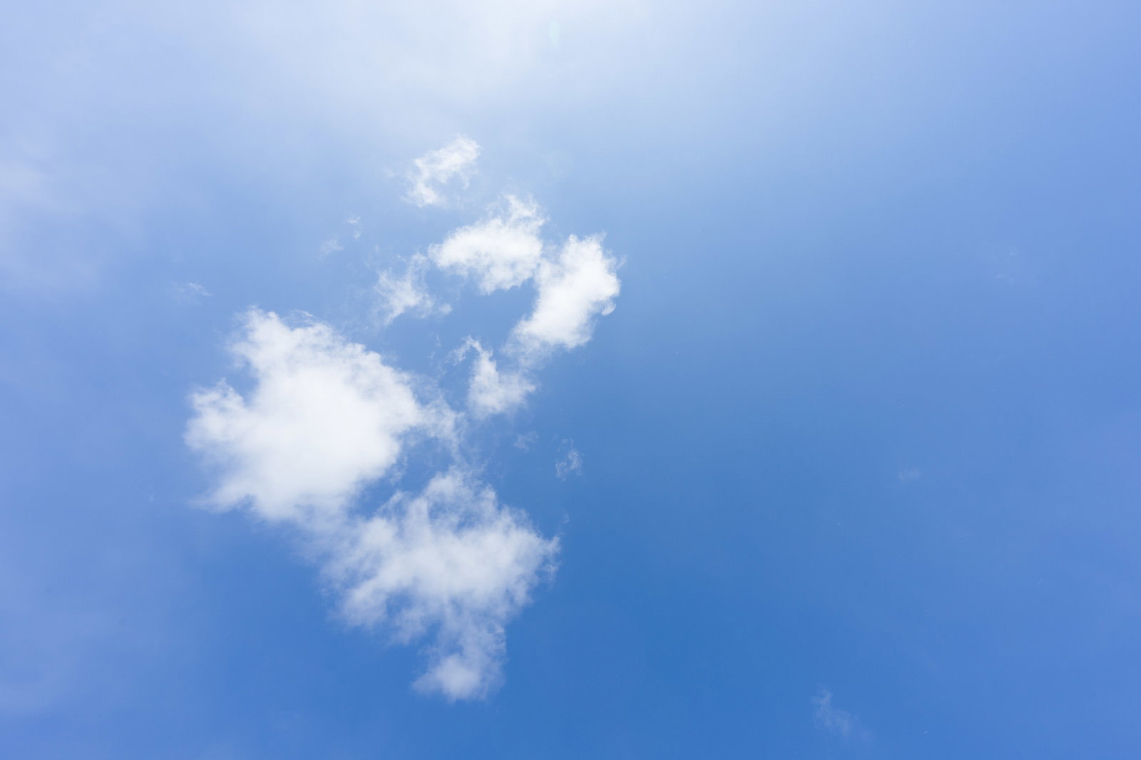 快晴の青空に白い積雲が浮かぶ風景