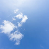 快晴の青空に浮かぶ白い積雲の写真