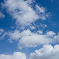快晴の青空にまばらに浮かぶ白い積雲の風景の写真