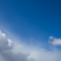 晴れた青空と白い雨雲が対比する天気の風景の写真