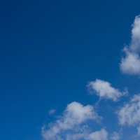 青空に浮かぶまばらな白い雲の写真