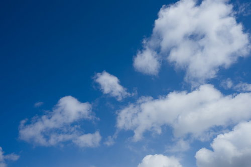 快晴だと思ったら白い積雲が出来てた空の風景