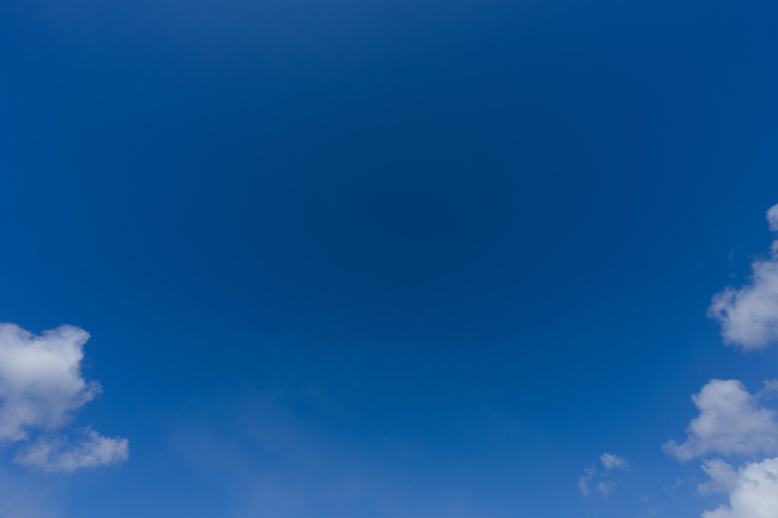 わずかな雲が残る澄んだ青い空