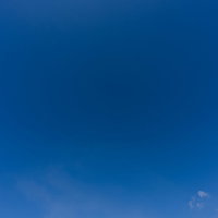 少し雲が残る澄んだ青空の写真