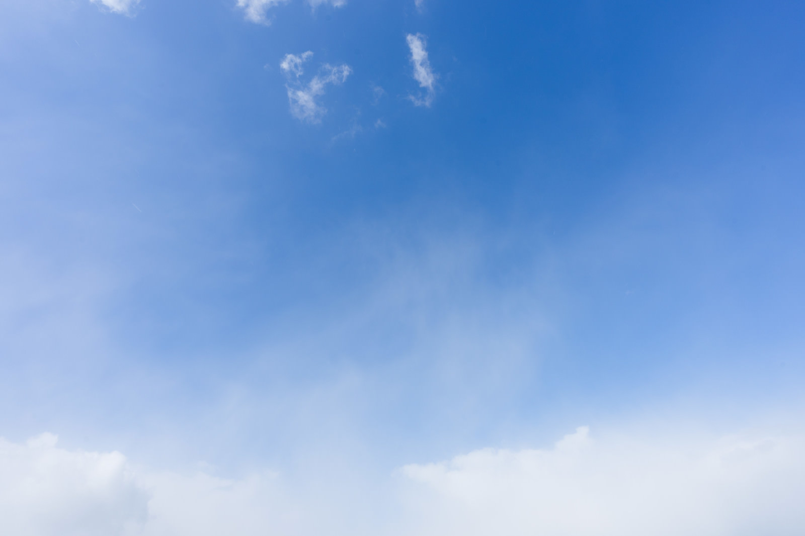 薄い雲が広がる昼間の青空