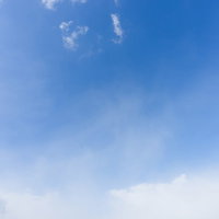 少し雲が出てきた青空 晴れた日中の爽やかな天気の写真