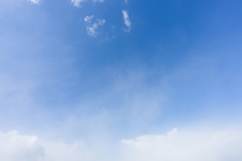 少し雲が出てきた青空 晴れた日中の爽やかな天気