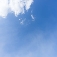 晴れた空にぽっかり浮かぶ白い雲と積雲の写真
