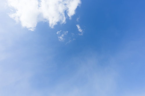 晴れた空にぽっかり浮かぶ白い雲と積雲