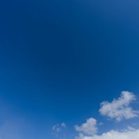 青空に浮かぶ白い雲の写真