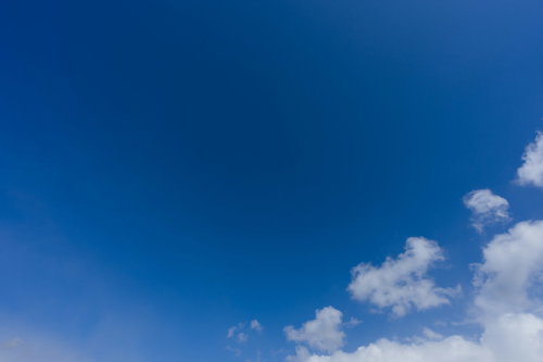 青空に浮かぶ白い雲