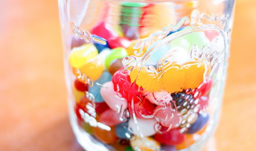 小瓶に入ったカラフルなジェリービーンズの瓶詰め