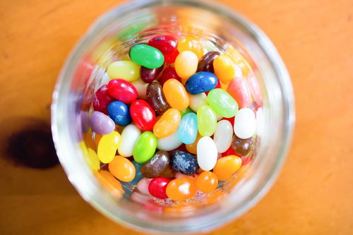 ガラス瓶に詰まったカラフルな飴のビーンズ