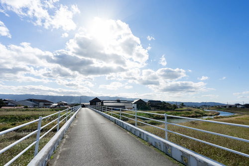 小石原川と大刀洗のまちを結ぶ白い橋と広がる田園風景