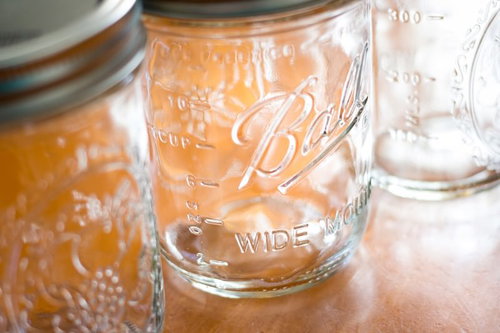 テーブルに並べられた計量目盛り付きの空き瓶