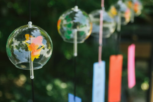 ガラスの風鈴が吊り下げられた涼しい夏の装飾
