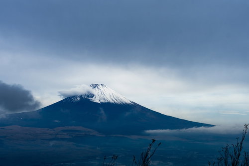 まえかけ雲がかかった富士山の頂上の雪景色