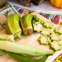 まな板の上に並べたオクラの断面カットの写真