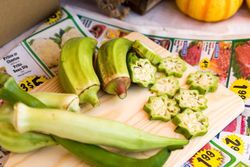 まな板の上に並べたオクラの断面カット